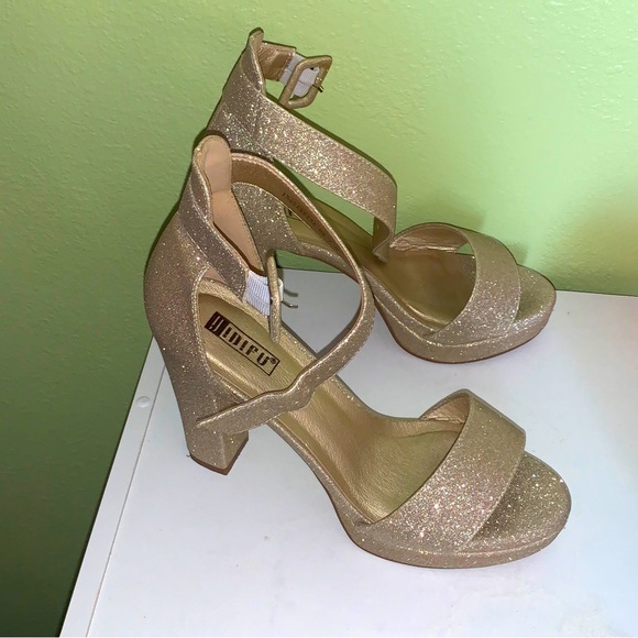 7.5 gold sparkly high heels - Picture 3 of 3